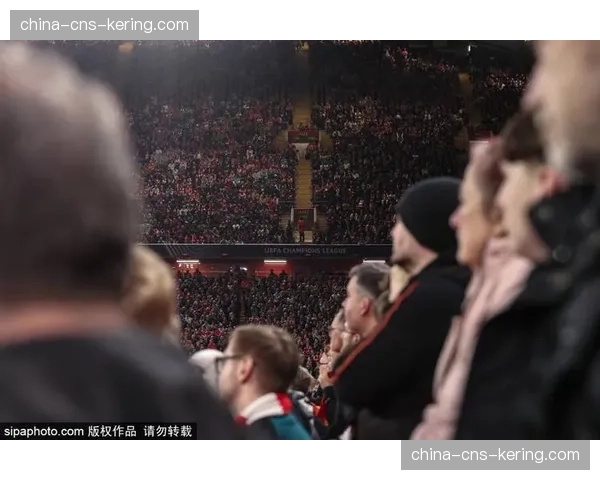 埃基蒂克担架抬下场，利物浦医疗团队紧急处理