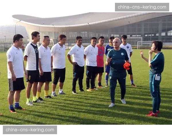 法甲俱乐部与当地学校合作，推广青少年足球培训项目